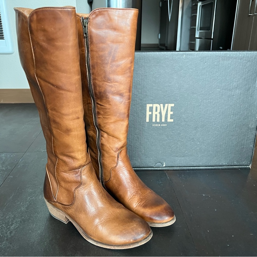 Frye Carson Piping in Caramel Size 7